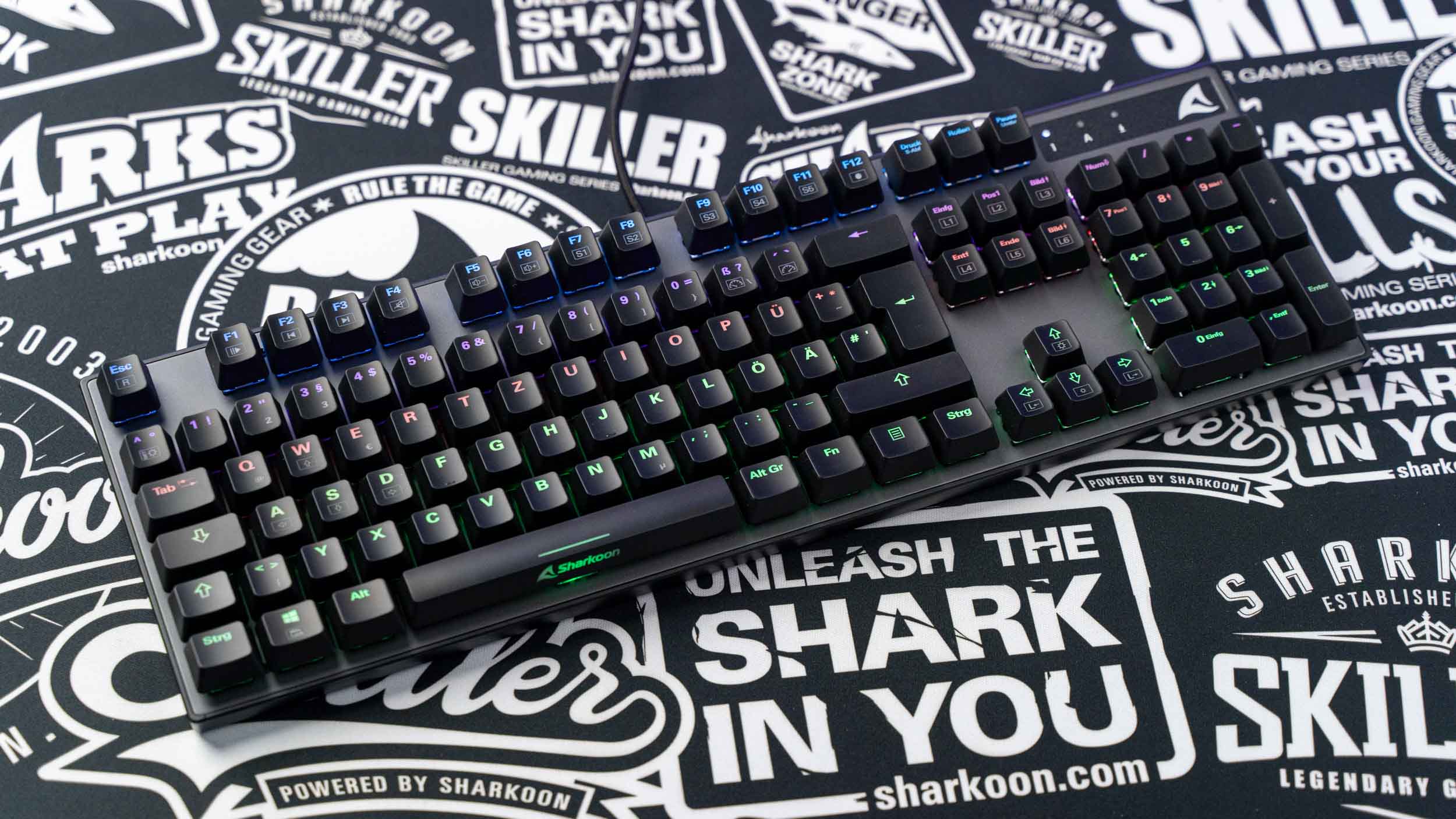 Sharkoon Skiller SGK20 Gaming-Tastatur auf Sharkoon-Mauspad