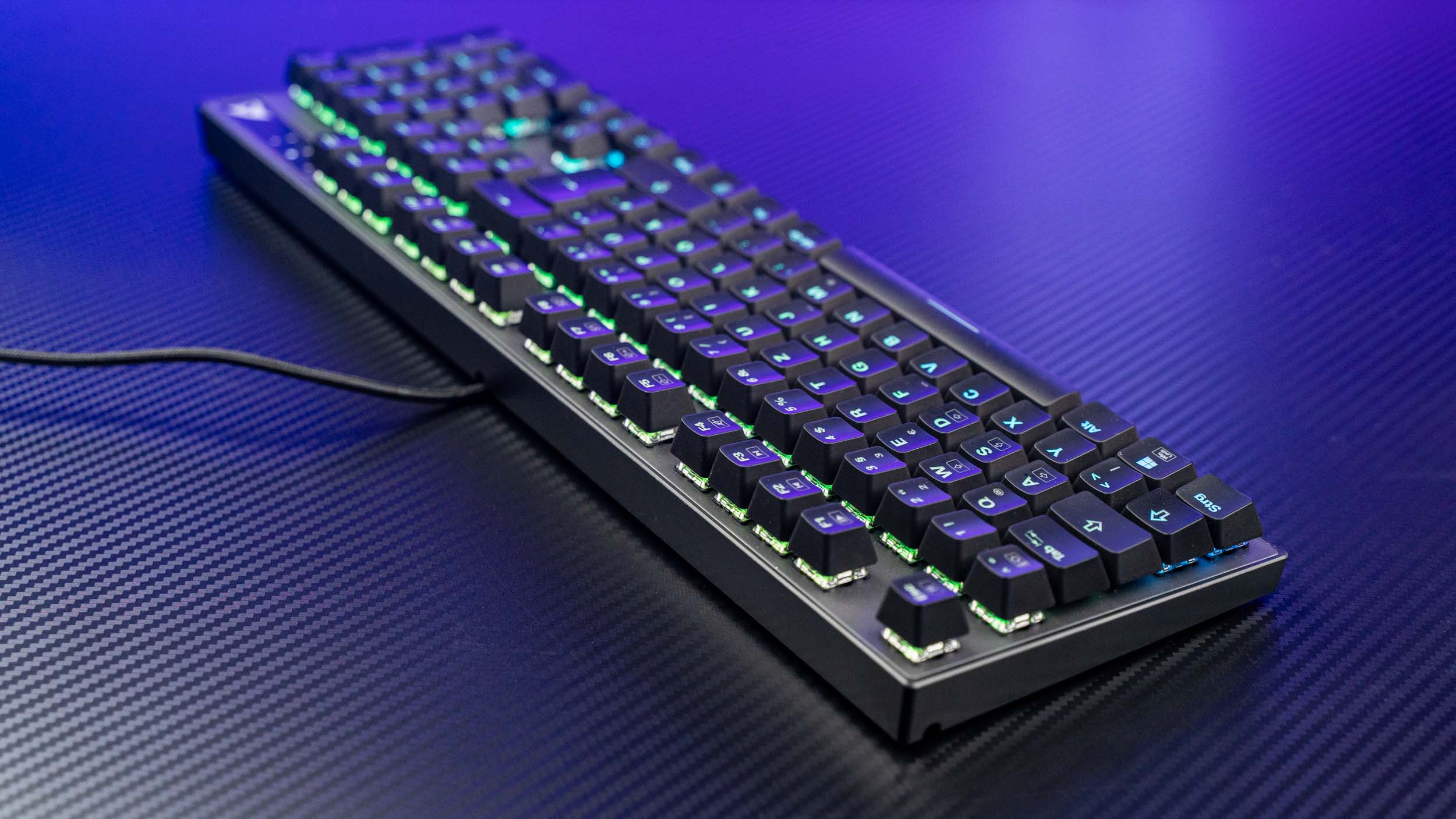 Sharkoon Skiller SGK20 Gaming-Tastatur bunt beleuchtet auf Schreibtisch