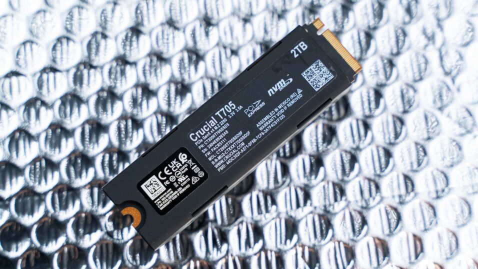 Crucial T705 PCIe Gen5 NVMe M2 SSD von der Rückseite fotografiert