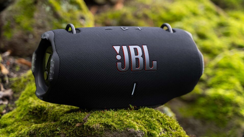 JBL Xtreme 4 Lautsprecher auf Moos