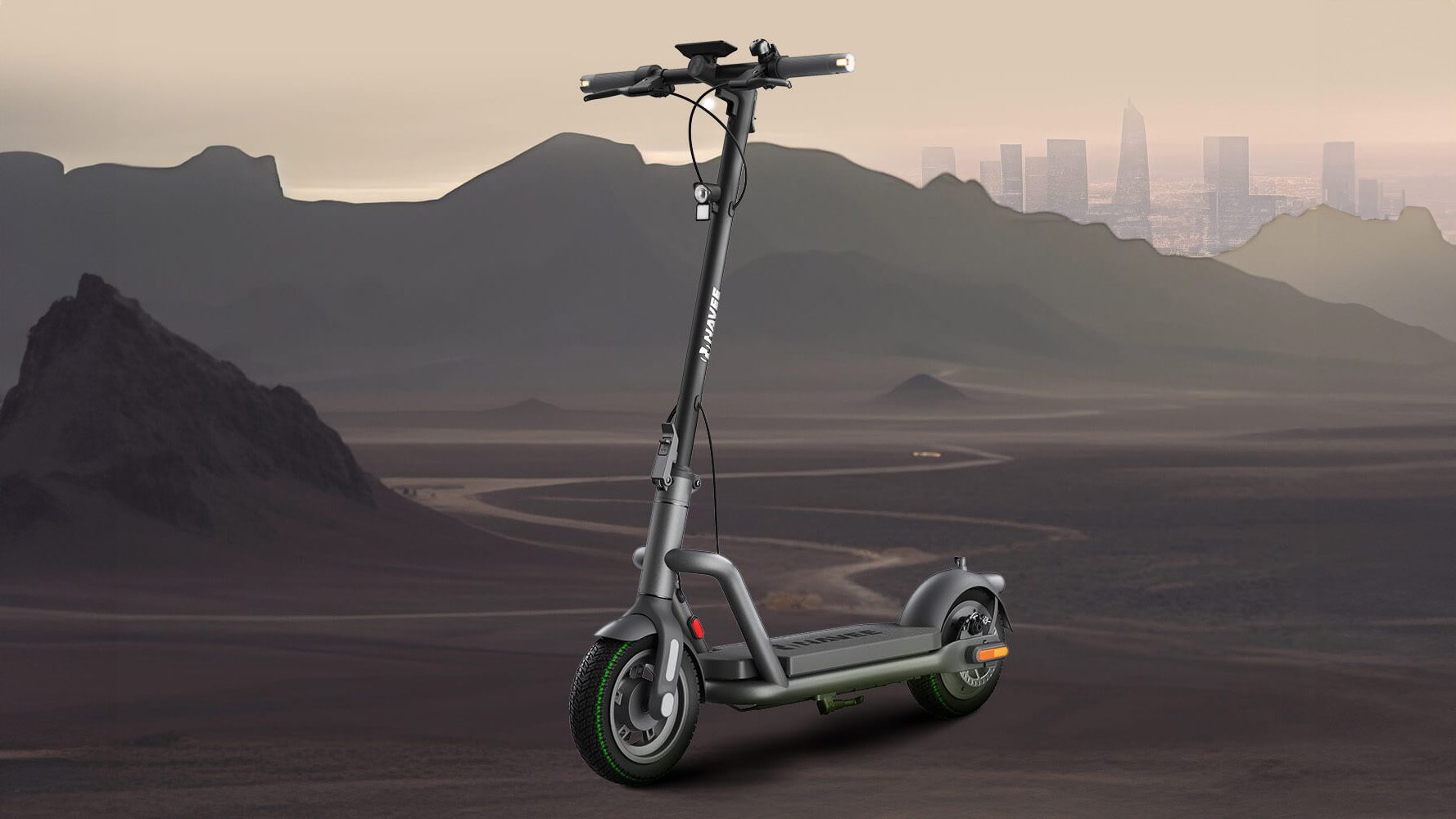 Navee N65i E-Scooter auf simuliertem Offroad-Terrain
