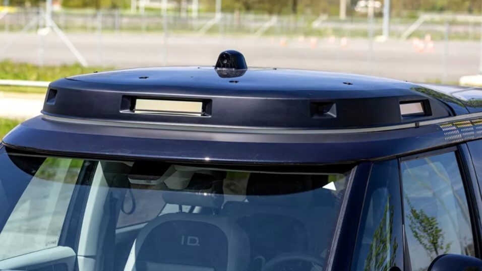 Nahaufnahme von Sensoren für autonomes Fahren auf dem Dach eines VW ID.Buzz