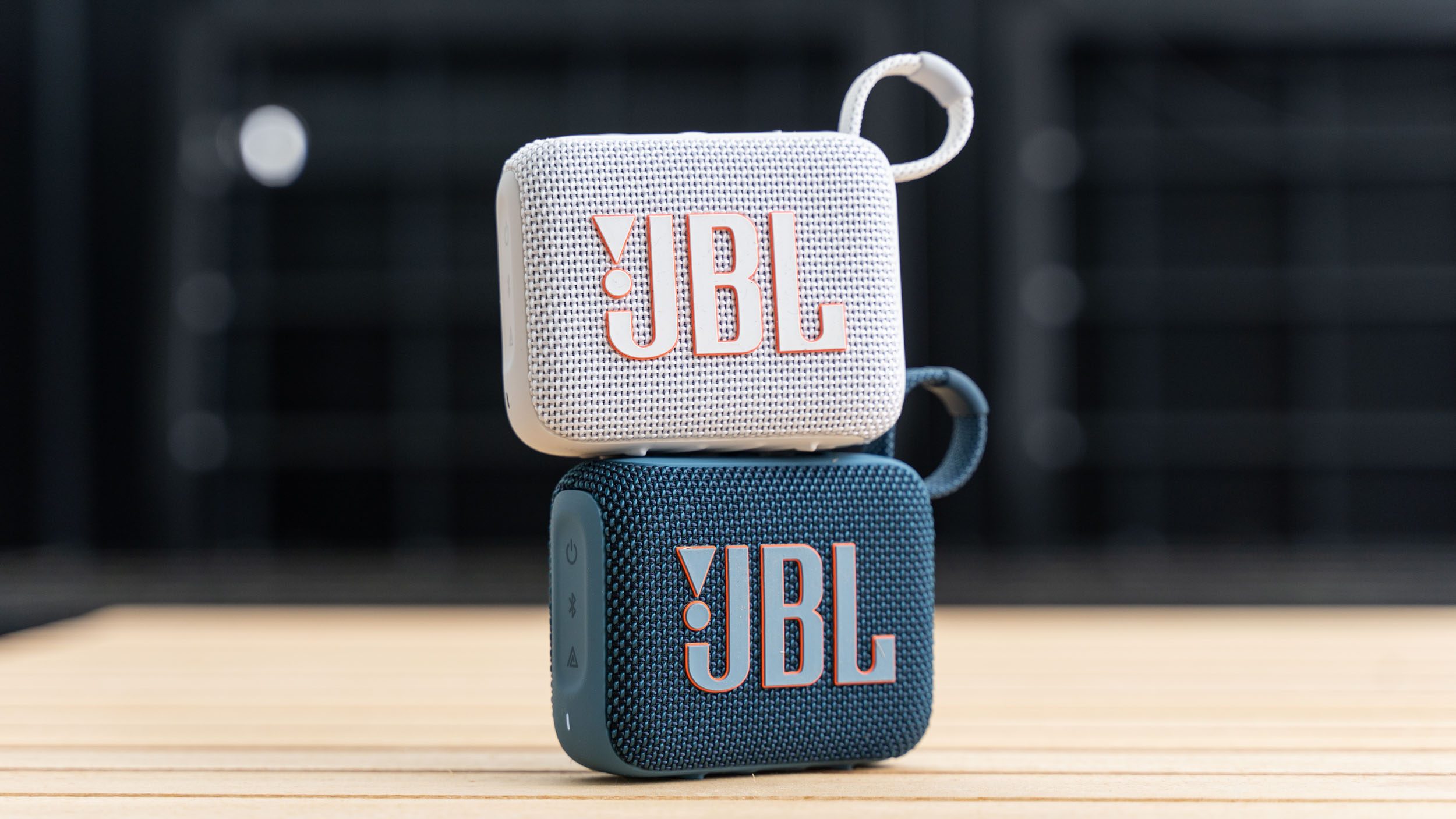 Zwei JBL Go 4 Bluetooth-Lautsprecher aufeinander gestapelt