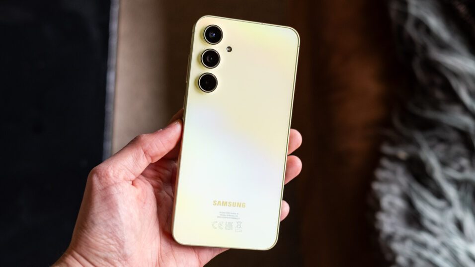 Rückseite vom Galaxy A55 in Gelb mit einzeln eingelassenen Kameras.