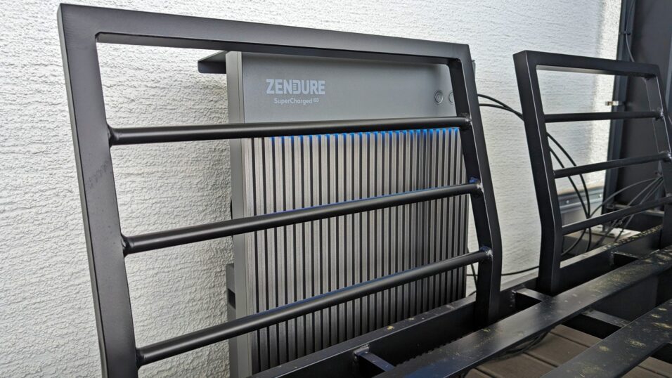 Zendure AIO 2400 Solarspeichersystem hinter einer Bank